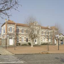 Le batiment Mairie Ecole de savigneux 42